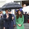 Le prince William et Kate Middleton visitaient Cambridge, en Nouvelle-Zélande, le 12 avril 2014, au sixième jour de leur tournée officielle. Ils y ont déposé deux roses au memorial de la guerre et inauguré le vélodrome, mais aussi reçu l'ovation de 15 000 personnes !