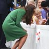Le prince William et Kate Middleton, duc et duchesse de Cambridge, visitaient... Cambridge, en Nouvelle-Zélande, le 12 avril 2014, au sixième jour de leur tournée officielle. Ils y ont déposé deux roses au memorial de la guerre et inauguré le vélodrome, mais aussi reçu l'ovation de 15 000 personnes !