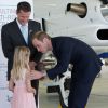 Le prince William visitait le 12 avril 2014 les locaux de Pacific Aerospace à l'aéroport d'Hamilton, en Nouvelle-Zélande, tandis que son épouse Kate Middleton était à l'hôpital pour enfants Rainbow Place.