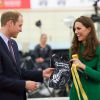Le prince William et Kate Middleton ont reçu en cadeaux pour leur fils le prince George un petit vélo et un maillot cycliste lors de leur visite au vélodrome de Cambridge, en Nouvelle-Zélande, le 12 avril 2014