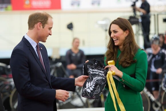 Le prince William et Kate Middleton ont reçu en cadeaux pour leur fils le prince George un petit vélo et un maillot cycliste lors de leur visite au vélodrome de Cambridge, en Nouvelle-Zélande, le 12 avril 2014