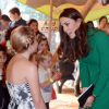 Kate Middleton, superbe dans un manteau vert menthe Erdem, visitait en solo l'hôpital pour enfants Rainbow Place, le 12 avril 2014, à Hamilton, en Nouvelle-Zélande. William était de son côté à l'aéroport, dans les locaux de la société Pacific Aerospace.