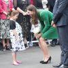 Kate Middleton, superbe dans un manteau vert menthe Erdem, visitait en solo l'hôpital pour enfants Rainbow Place, le 12 avril 2014, à Hamilton, en Nouvelle-Zélande. William était de son côté à l'aéroport, dans les locaux de la société Pacific Aerospace.