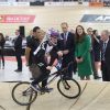 Le duc et la duchesse de Cambridge devant une démo de BMX à l'Avantidrome, le vélodrome de Cambridge, le 12 avril 2014, au sixième jour de leur tournée en Nouvelle-Zélande.