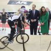 Le duc et la duchesse de Cambridge devant une démo de BMX à l'Avantidrome, le vélodrome de Cambridge, le 12 avril 2014, au sixième jour de leur tournée en Nouvelle-Zélande.