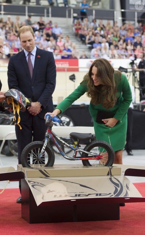 Le duc et la duchesse de Cambridge ont reçu un vélo et un maillot cycliste pour leur fils le prince George à l'Avantidrome, le vélodrome de Cambridge, le 12 avril 2014, au sixième jour de leur tournée en Nouvelle-Zélande.