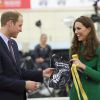 Le duc et la duchesse de Cambridge ont reçu un vélo et un maillot cycliste pour leur fils le prince George à l'Avantidrome, le vélodrome de Cambridge, le 12 avril 2014, au sixième jour de leur tournée en Nouvelle-Zélande.