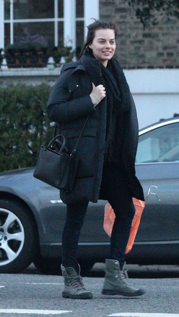 Exclusif - L'actrice australienne Margot Robbie se promène, souriante, avec des amis dans les rues de Londres, le 9 avril 2014.