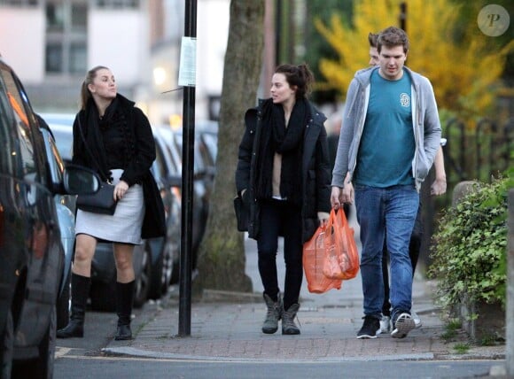 Exclusif - L'actrice australienne Margot Robbie se promène avec des amis dans les rues de Londres, le 9 avril 2014.