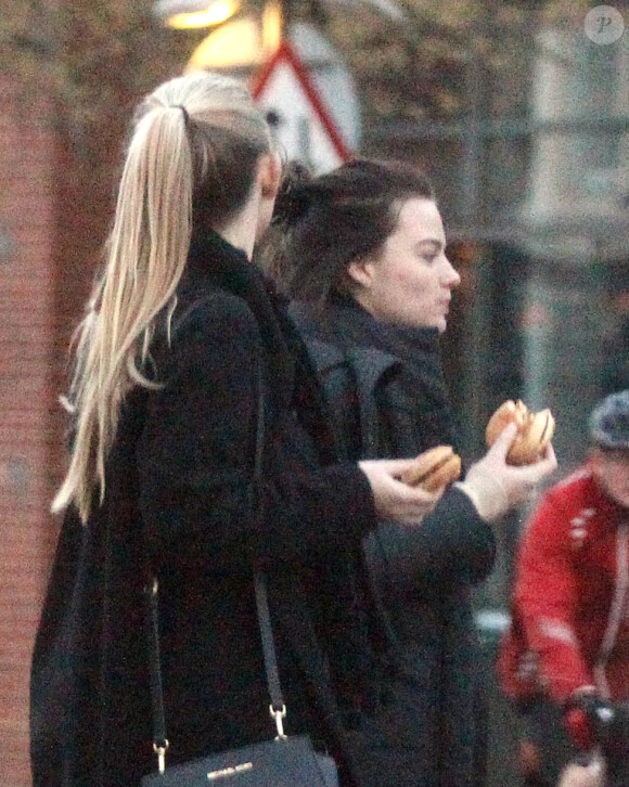 Exclusif - L'actrice australienne Margot Robbie se promène avec une proche amie dans les rues de Londres, le 9 avril 2014.