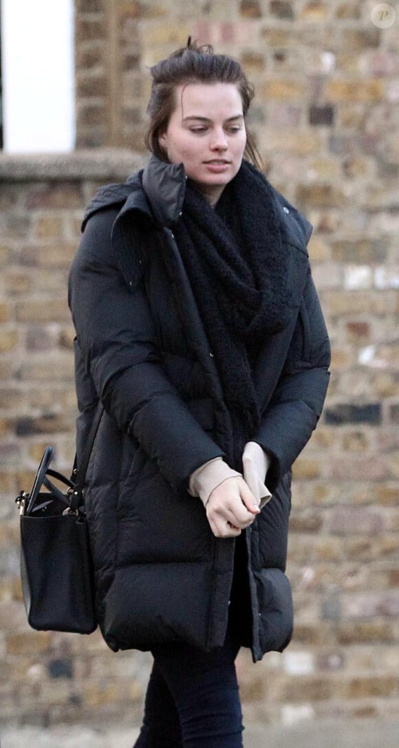 Exclusif - L'actrice australienne Margot Robbie sans maquillage dans les rues de Londres, le 9 avril 2014.