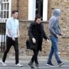 Exclusif - L'actrice australienne Margot Robbie brune et avec des amis dans les rues de Londres, le 9 avril 2014.