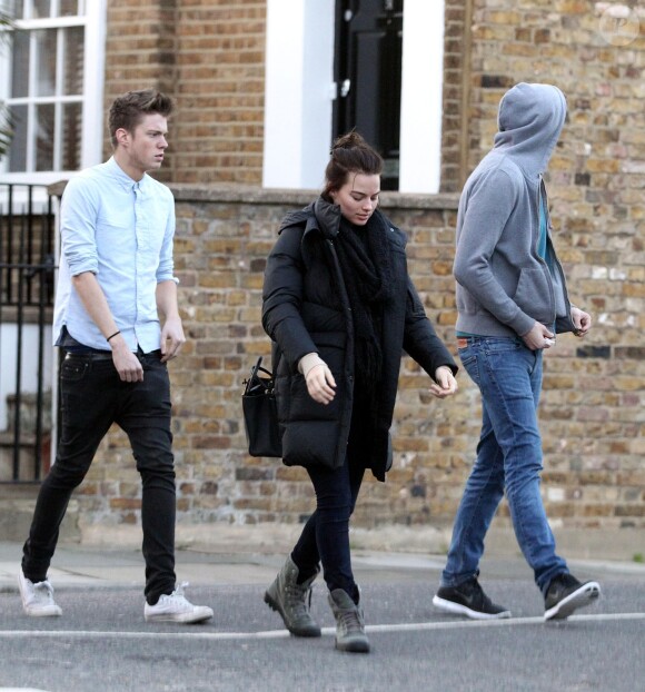 Exclusif - L'actrice australienne Margot Robbie brune et avec des amis dans les rues de Londres, le 9 avril 2014.