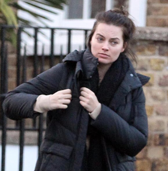 Exclusif - L'actrice australienne Margot Robbie brune et sans maquillage dans les rues de Londres, le 9 avril 2014.