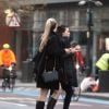 Exclusif - L'actrice australienne Margot Robbie se promène avec des amis dans les rues de Londres, le 9 avril 2014.