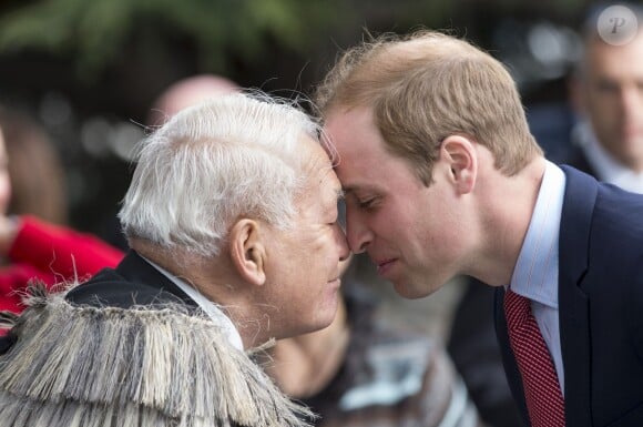 Le prince William faisant le hongi, la salut traditionnel maori, le 14 avril 2014 à Christchurch, en Nouvelle-Zélande, au 8e jour de leur tournée officielle.