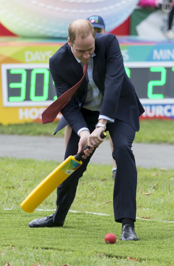 Le prince William n'a pas fait semblant, le 14 avril 2014, à un événement pour la promotion de la Coupe du monde de cricket 2015, à Christchurch, en Nouvelle-Zélande, au 8e jour de leur tournée officielle.