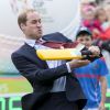 Le prince William n'a pas fait semblant, le 14 avril 2014, à un événement pour la promotion de la Coupe du monde de cricket 2015, à Christchurch, en Nouvelle-Zélande, au 8e jour de leur tournée officielle.