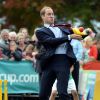 Le duc, ici en plein effort, et la duchesse de Cambridge ont pris part le 14 avril 2014 à un événement pour la promotion de la Coupe du monde de cricket 2015, à Christchurch, en Nouvelle-Zélande, au 8e jour de leur tournée officielle.