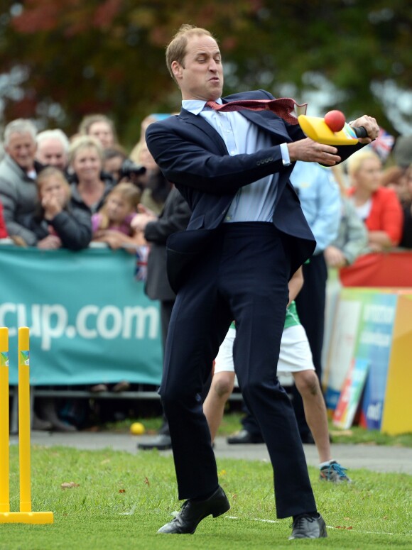 Le duc, ici en plein effort, et la duchesse de Cambridge ont pris part le 14 avril 2014 à un événement pour la promotion de la Coupe du monde de cricket 2015, à Christchurch, en Nouvelle-Zélande, au 8e jour de leur tournée officielle.
