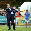 Le duc, ici en plein effort, et la duchesse de Cambridge ont pris part le 14 avril 2014 à un événement pour la promotion de la Coupe du monde de cricket 2015, à Christchurch, en Nouvelle-Zélande, au 8e jour de leur tournée officielle.