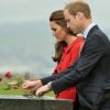 Kate Middleton et le prince William se sont recueillis et ont déposé deux roses rouges au mémorial de l'ancienne base de l'Armée de l'Air néo-zélandaise à Wigram, le 14 avril 2014 à Christchurch.