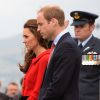 Kate Middleton et le prince William se sont recueillis et ont déposé deux roses rouges au mémorial de l'ancienne base de l'Armée de l'Air néo-zélandaise à Wigram, le 14 avril 2014 à Christchurch.