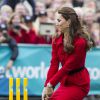 Kate Middleton, en talons hauts et ensemble Luisa Spagnoli déjà porté en 2011, s'est montrée très volontaire le 14 avril 2014 lors d'un événement pour la promotion de la Coupe du monde de cricket 2015, à Christchurch, en Nouvelle-Zélande, au 8e jour de sa tournée officielle avec William.