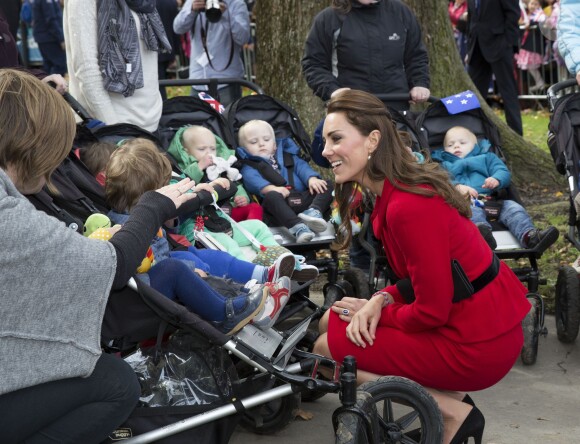 Le prince William et Kate Middleton ont rencontré cinq paires de jumeaux, le 14 avril 2014 à Christchurch. Le duc de Cambridge a dit espérer qu'on ne lui demande pas de faire du baby sitting.