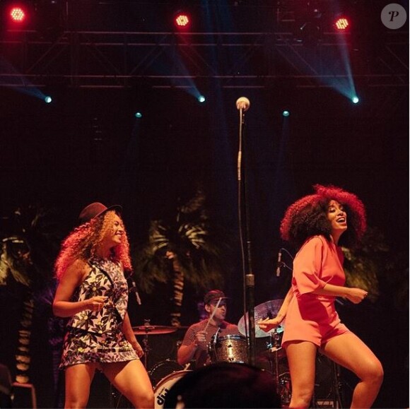 Beyoncé et Solange Knowles se retrouvent sur scène lors du festival de Coachella. Indio, le samedi 12 avril 2014.