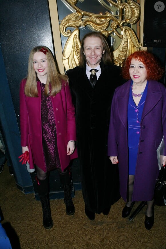 Morgan Ackermann avec sa mère Pascale et sa soeur Capucine - Show Case du chanteur Hugo F au théâtre Daunou à Paris le 2 décembre 2013.