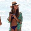 Jessica Alba, son mari Cash Warren et leurs filles Honor et Haven sur la plage de Malibu le 1er septembre 2013. La sirène a dévoilé son corps parfait en bikini, même si elle a avoué qu'elle était complexée par ses vergetures et sa cellulite. MAIS QUELLE CELLULITE ?