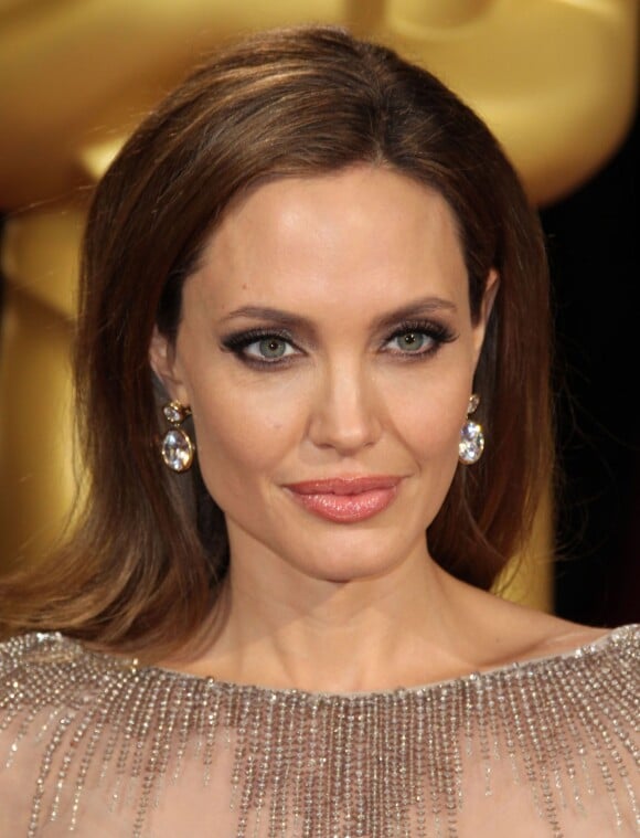 Angelina Jolie - 86ème cérémonie des Oscars à Hollywood, le 2 mars 2014. L'actrice américaine trouve que sa bouche occupe un peu trop de place sur son doux visage. On veut bien échanger, nous, chère Angie.
