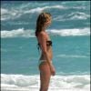 Jennifer Aniston en bikini sur une plage de Los Cabos. Cherche-t-elle la paire de fesses généreuses dont elle rêve tant ? 