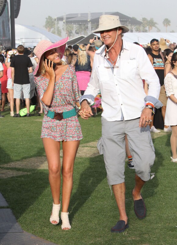 David Hasselhoff et sa petite amie Hayley Roberts lors du premier week-end du festival de Coachella. Avril 2014.