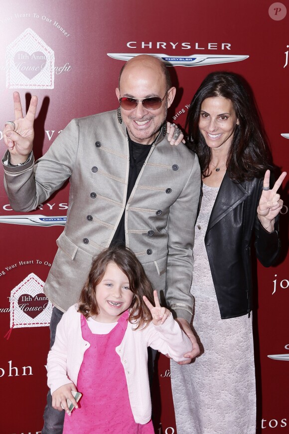 John Varvatos, son épouse Joyce et leur fille Thea assistent à la 11e édition de la soirée caritative du créateur, au profit de la Stuart House. Los Angeles, le 13 avril 2014.