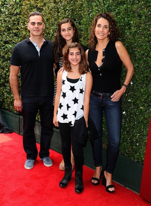 Melina Kanakaredes, son mari Peter et leurs filles Zoe et Karina assistent à la 11e édition de la soirée caritative de John Varvatos, au profit de la Stuart House. Los Angeles, le 13 avril 2014.