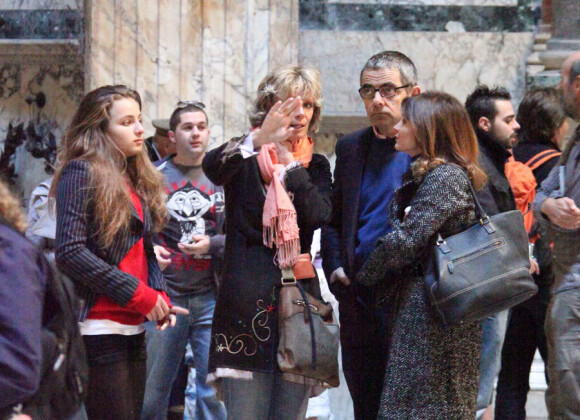 Rowan Atkinson en vacances à Rome avec sa femme Sunestra et sa fille Lily le 20 octobre 2009