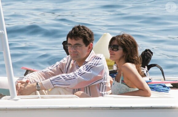 Rowan Atkinson et sa femme Sunetra Sastry avec leur fils Ben à Saint-Tropez, le 16 juillet 2006. 