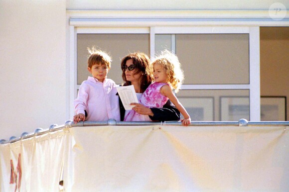 Sunetra, la femme de Rowan Atkinson, avec leurs fils Ben et Lily à Sussex en 1998. 
