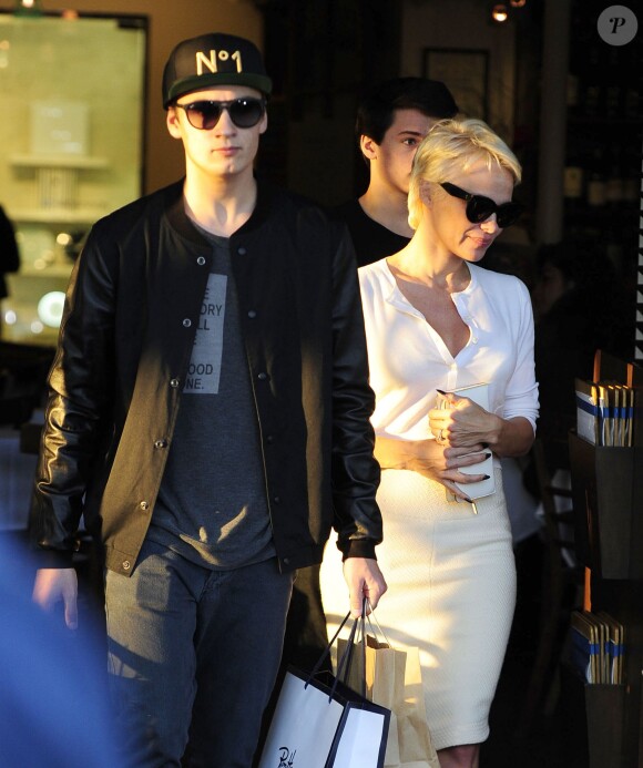 Pamela Anderson va faire du shopping avec ses enfants Brandon et Dylan Lee chez Barneys New York à Beverly Hills, le 5 février 2014. 
