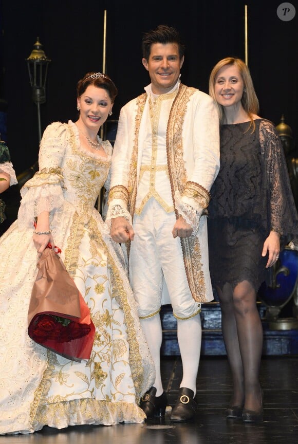 Vincent Niclo, entouré de Lara Fabian et Manon Taris, lors de sa première dans la comédie musicale "La Belle et la Bête", dans le rôle de la Bête, au théâtre Mogador à Paris, le 20 mars 2014.