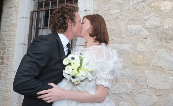 Anna Mouglalis et Vincent Rae amoureux lors de leur mariage à Saint-Paul de Vence le 22 mars 2013.