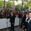Olivier Giroud, nouvel ambassadeur du parfum Boss Bottled, était de passage à Paris chez Marionnaud pour une rencontre dédicace avec ses fans, le 17 avril 2014 où une centaine d'entre eux l'attendait devant la boutique des Champs Elysées