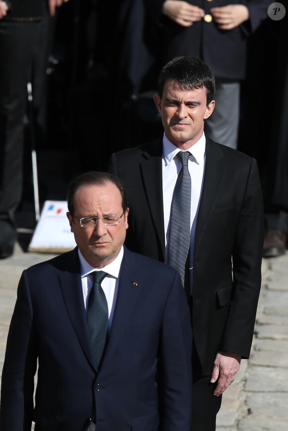 François Hollande, président lors de la cérémonie d'hommage national à Dominique Baudis rendu par le président de la République à l'Hôtel National des Invalides à Paris, le 15 avril 2014. Manuel Valls le seconde.