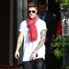 Justin Bieber pose avec ses fans à la sortie de son hôtel à Beverly Hills, le 16 avril 2014.