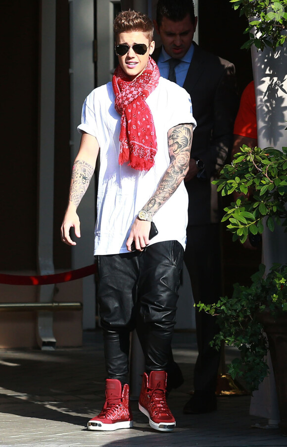 Justin Bieber pose avec ses fans à la sortie de son hôtel à Beverly Hills, le 16 avril 2014.