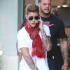 Justin Bieber pose avec ses fans à la sortie de son hôtel à Beverly Hills, le 16 avril 2014.