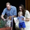 Le prince William et Kate Middleton visitent le Taronga Zoo de Syndey avec leur fils, le prince George dans le cadre de leur tournée en Océanie, le 20 avril 2014.
