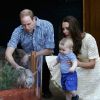Le prince William et Kate Middleton visitent le Taronga Zoo avec leur fils le prince George dans le cadre de leur tournée en Océanie, le 20 avril 2014.